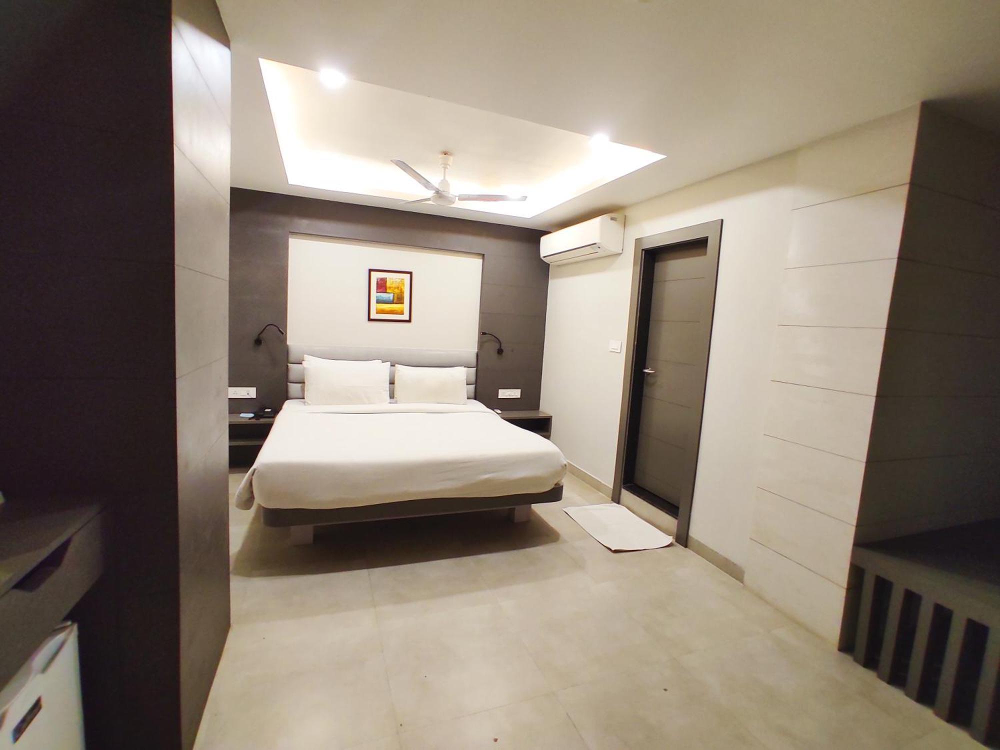 Hotel Rishiraj, Nagaon Nagaon  ภายนอก รูปภาพ